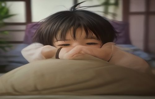 教育机构工作人员使用平板查看菊花被捅系统课程数据报表的日常办公场景